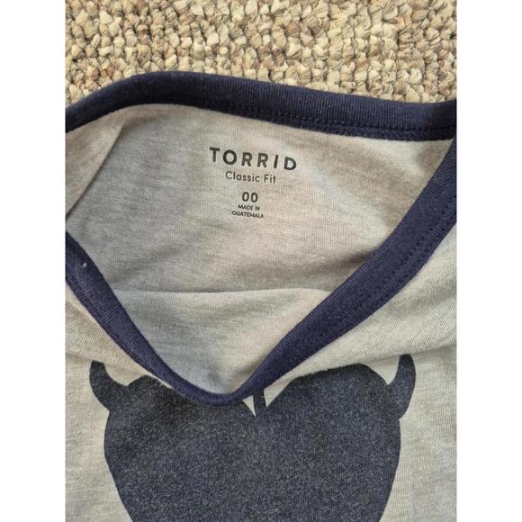 Torrid Classic Fit Gray T-Shirt with Angel and Devil Heart Graphic Size 00 - Picture 2 of 2